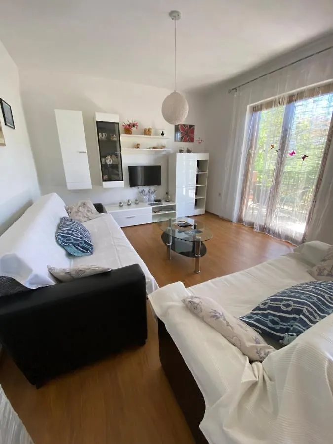 Spacious And Bright Two Bedroom Apartment With Outdoor Area Kastela