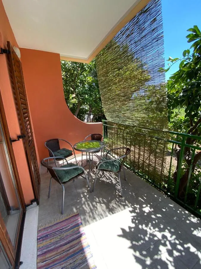Spacious And Bright Two Bedroom Apartment With Outdoor Area Kastela