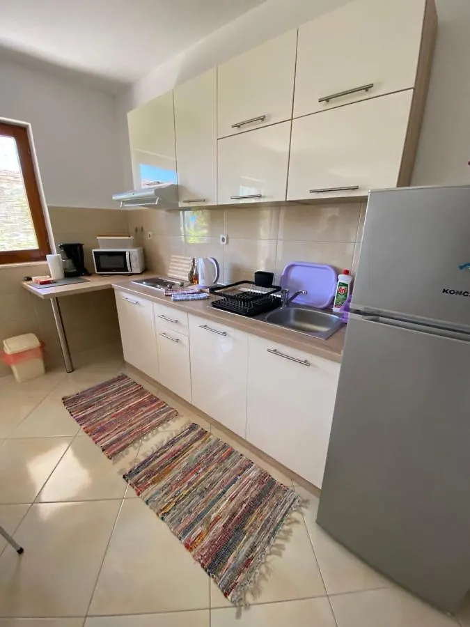 Spacious And Bright Two Bedroom Apartment With Outdoor Area Kastela
