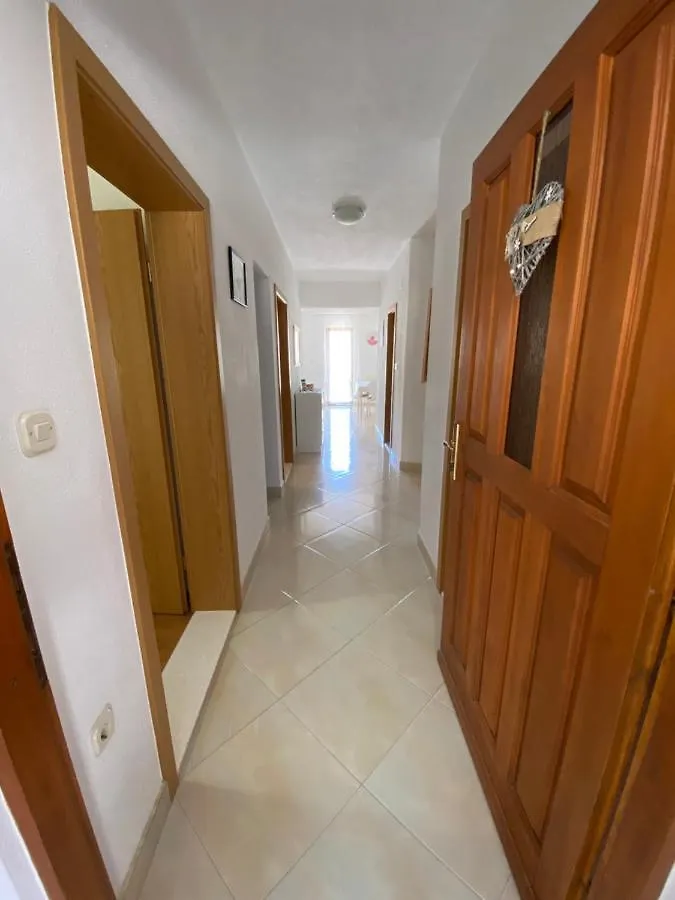 Spacious And Bright Two Bedroom Apartment With Outdoor Area Kastela 0*,
