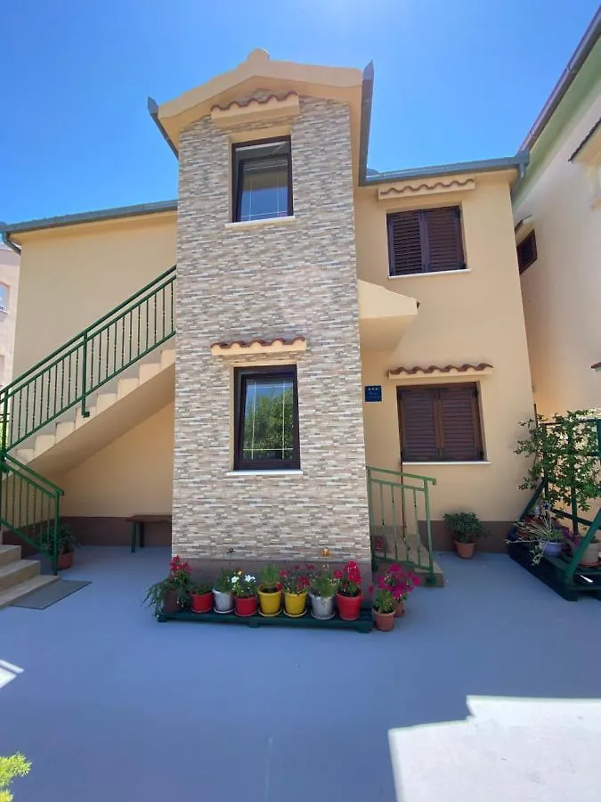 Spacious And Bright Two Bedroom Apartment With Outdoor Area Kastela