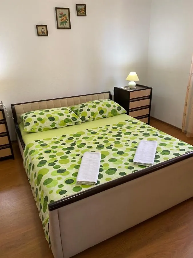 Spacious And Bright Two Bedroom Apartment With Outdoor Area Kastela