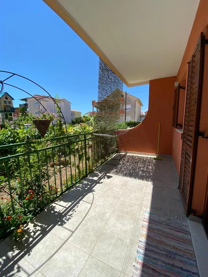 Spacious And Bright Two Bedroom Apartment With Outdoor Area Kastela
