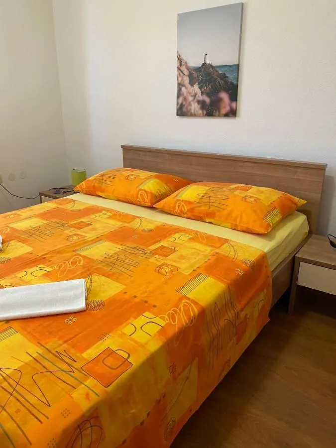 Spacious And Bright Two Bedroom Apartment With Outdoor Area Kastela