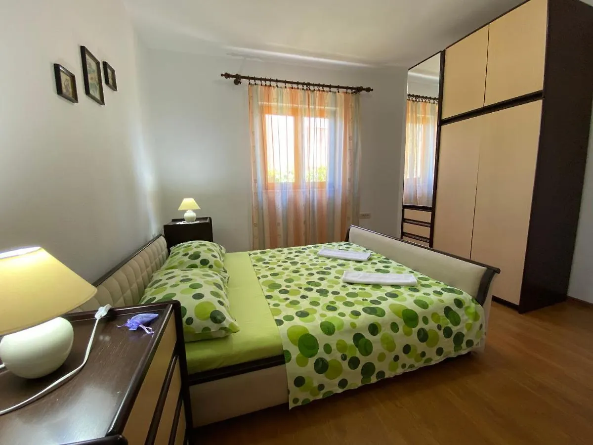 Spacious And Bright Two Bedroom Apartment With Outdoor Area Kastela