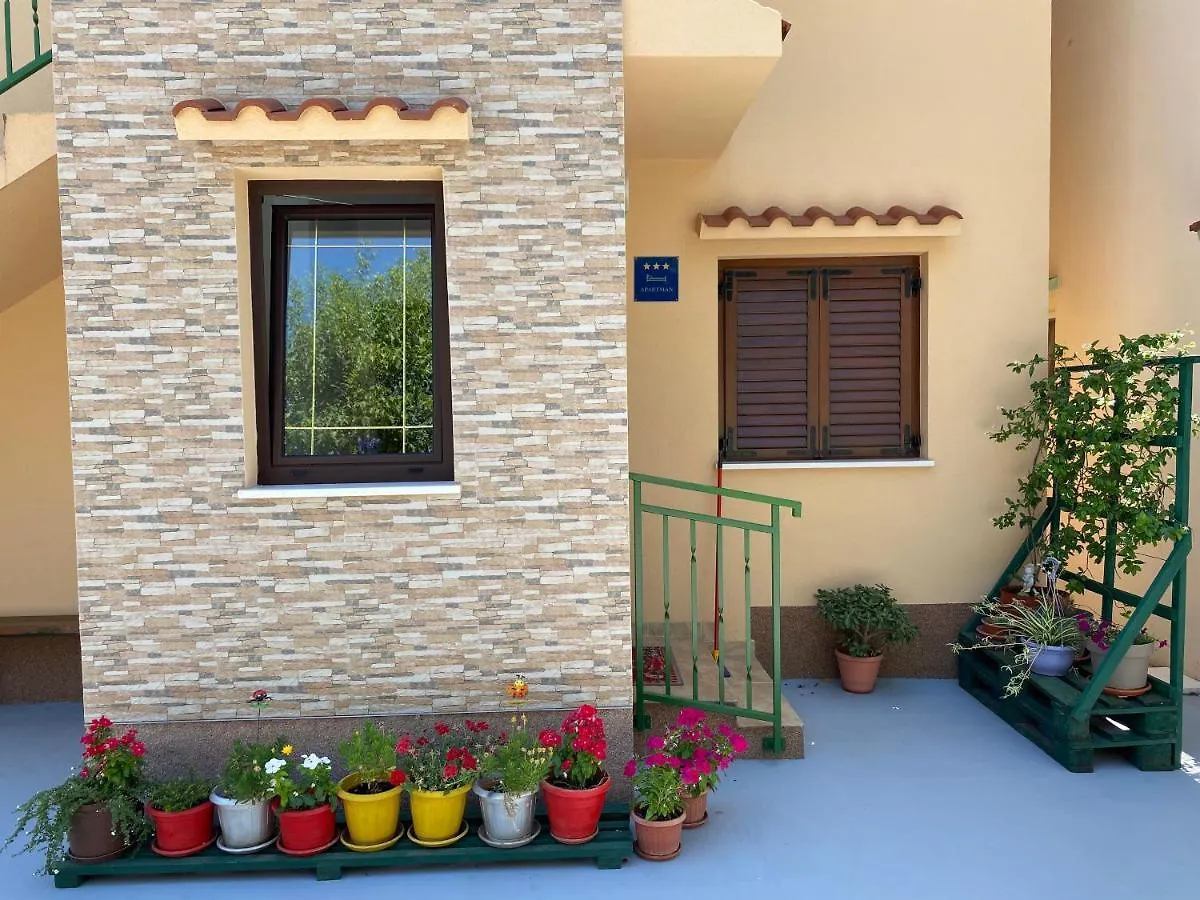 Spacious And Bright Two Bedroom Apartment With Outdoor Area Kastela 0*,