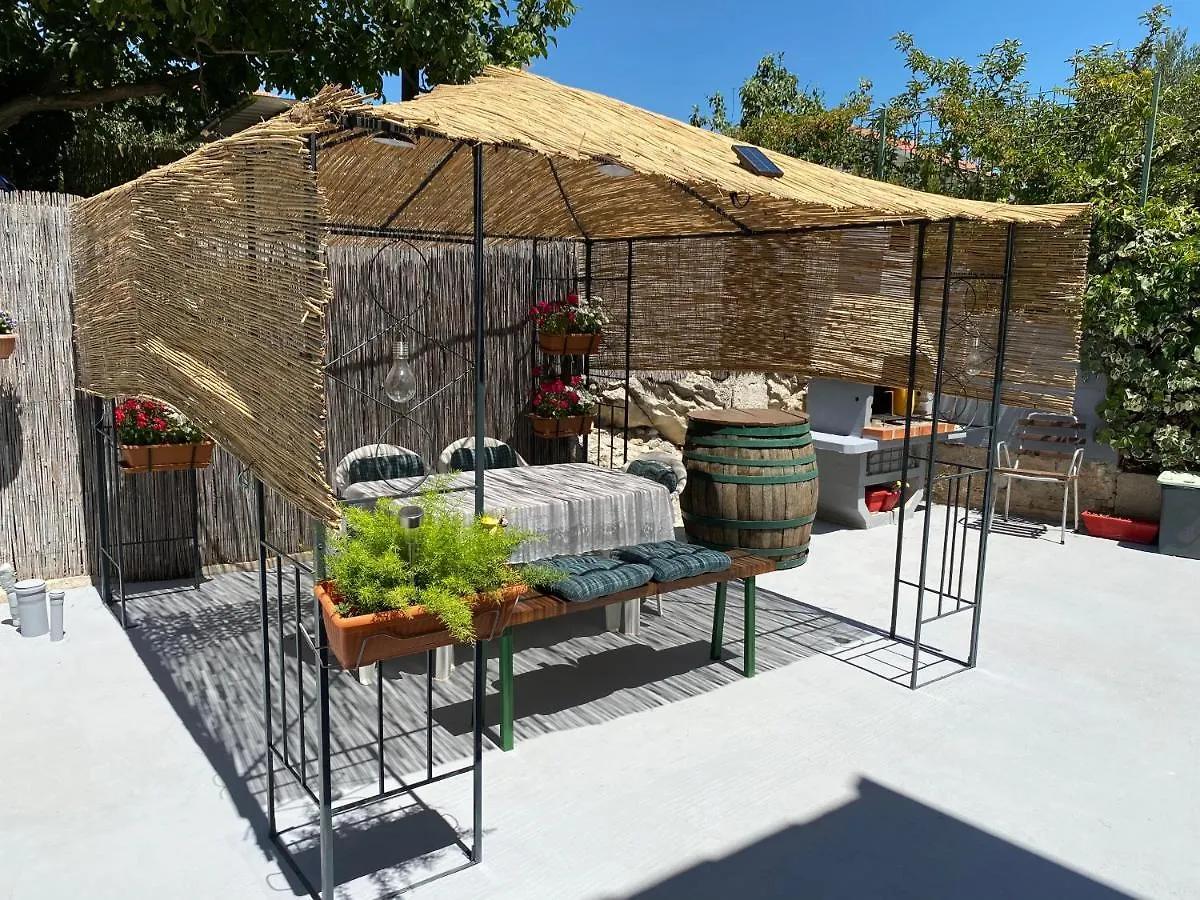 Spacious And Bright Two Bedroom Apartment With Outdoor Area Kastela