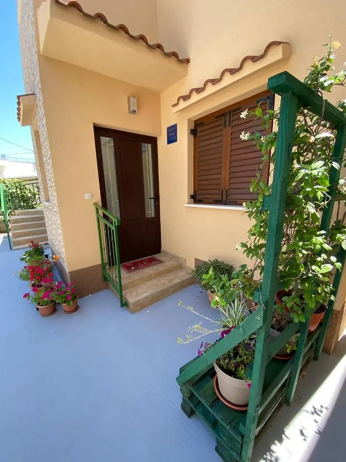 Spacious And Bright Two Bedroom Apartment With Outdoor Area Kastela