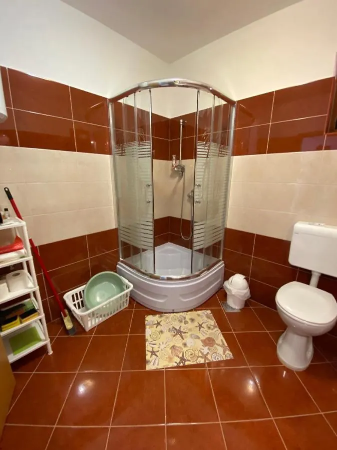 Spacious And Bright Two Bedroom Apartment With Outdoor Area Kastela